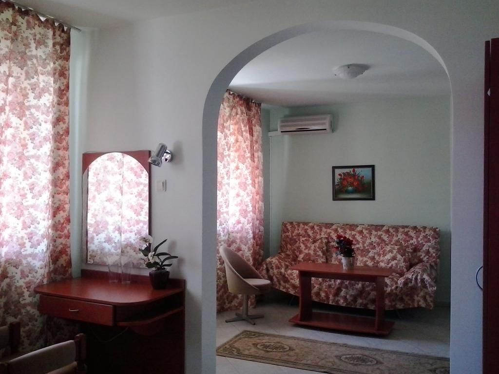 Hotel Focus Warna Exterior foto