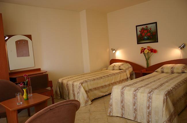 Hotel Focus Warna Exterior foto