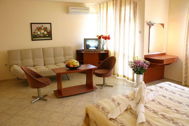 Hotel Focus Warna Exterior foto